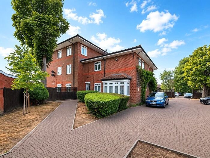 2 Bedroom Flat For Sale In Apsley House, Staines Road, Hounslow, TW4