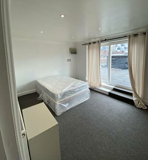 3 Bedroom Flat To Rent In The Polygon, Southampton, SO15
