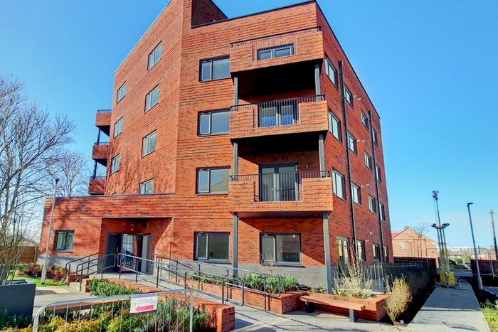 1 Bedroom Flat To Rent In Streamside House, Feltham TW14