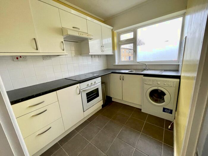 Studio To Rent In Lyndale Road, Whoberley, CV5