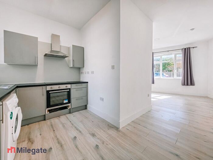 1 Bedroom Flat To Rent In West Road, Westcliff-On-Sea, SS0