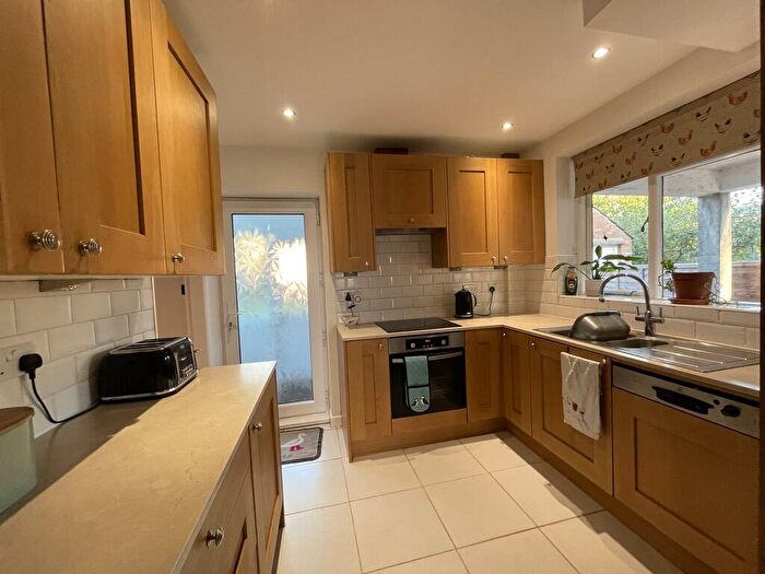4 Bedroom Semi-Detached House To Rent In Barratts Close, Lincoln, LN2