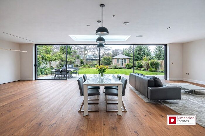 5 Bedroom Detached House For Sale In Luctons Avenue, Essex, IG9