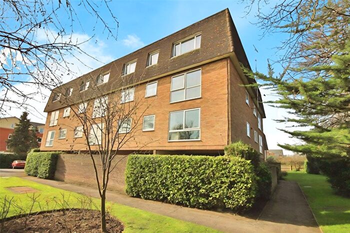 2 Bedroom Flat To Rent In Fairlawns, Addlestone Park, Addlestone, Surrey, KT15