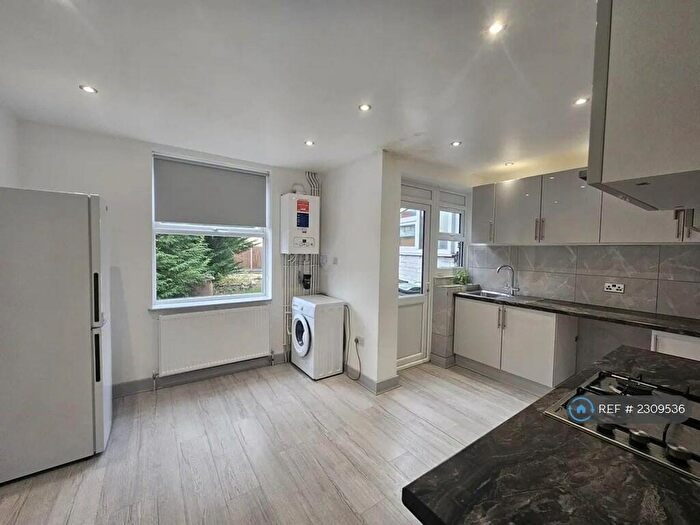 3 Bedroom Detached House To Rent In Limbury Road, Luton, LU3