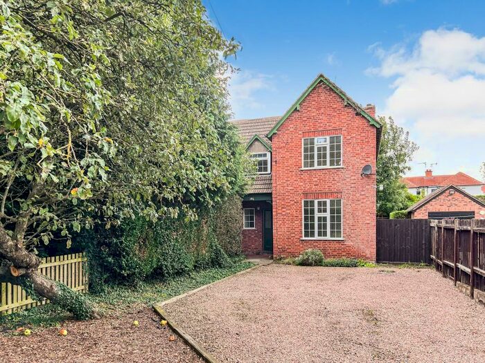 3 Bedroom Semi-Detached House To Rent In Bromwich Road, Worcester, WR2