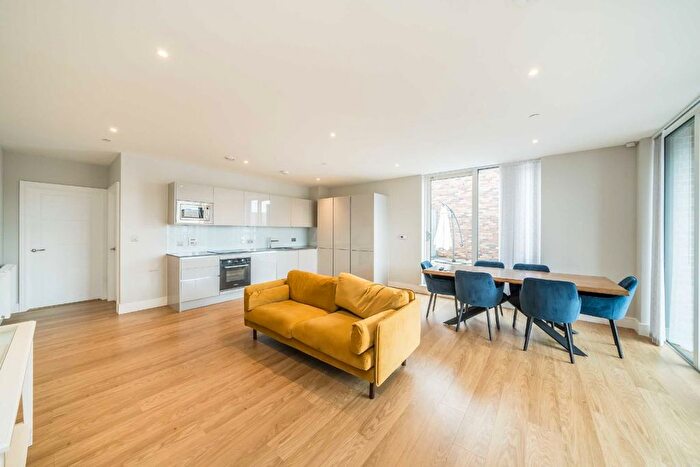 2 Bedroom Flat To Rent In Greyhound Parade, Wimbledon, SW17