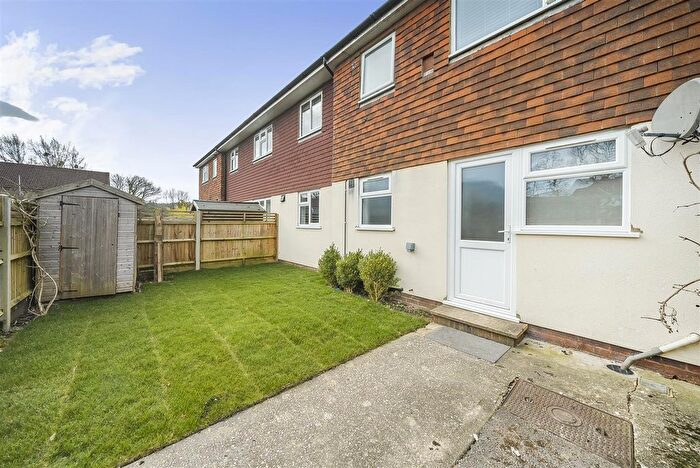 2 Bedroom Flat To Rent In Meadway, Haslemere, GU27