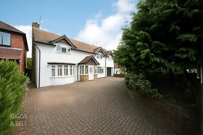 4 Bedroom Detached House For Sale In Toddington Road, Luton, Bedfordshire, LU4