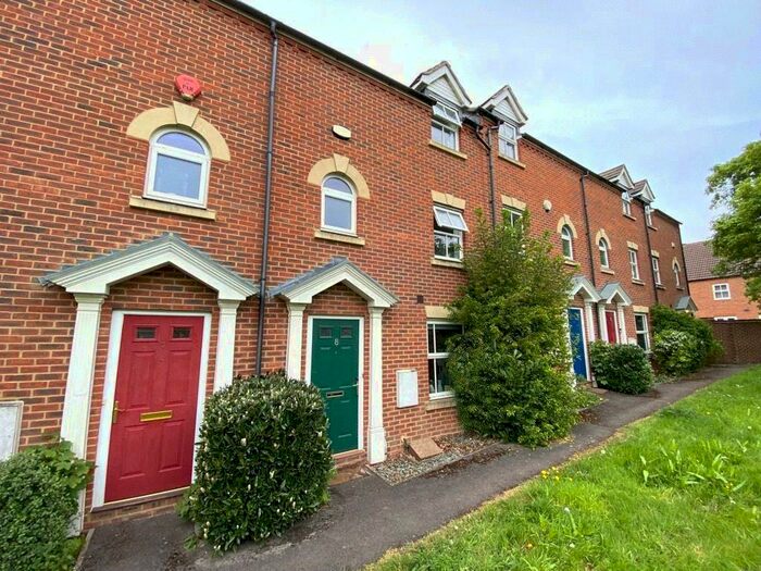 4 Bedroom Town House To Rent In Sycamore Rise, Bracknell, Berkshire, RG12