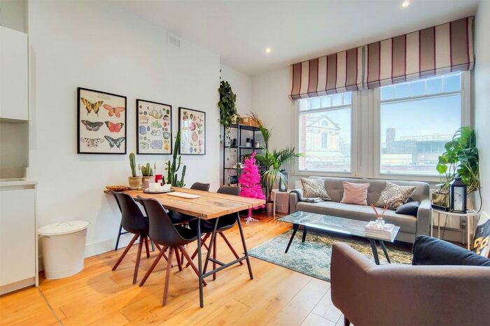 2 Bedroom Flat To Rent In Egerton Gardens, Knightsbridge, London, Uk, SW3