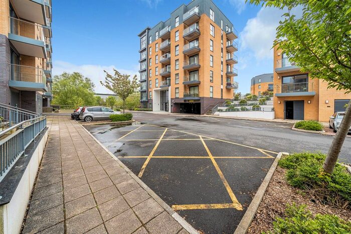 2 Bedroom Flat To Rent In Osprey House, Reading, RG2