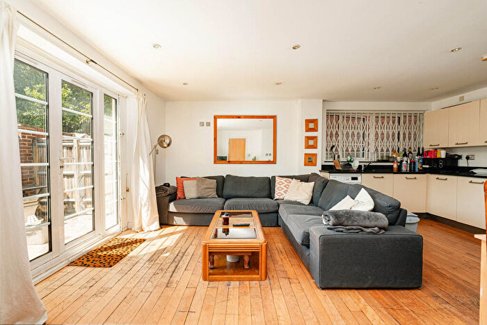 3 Bedroom Apartment For Sale In Carre Mews, London, SE5