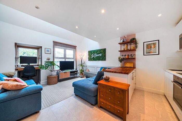 2 Bedroom Maisonette For Sale In Kinburn Street, London, SE16