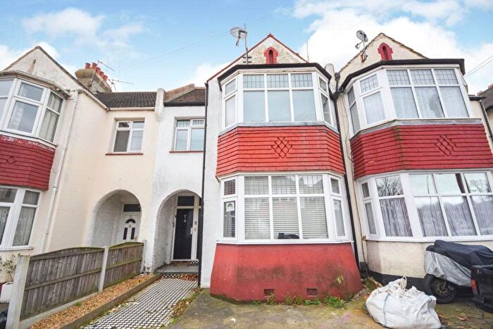 2 Bedroom Flat For Sale In Grange Gardens, Southend-On-Sea, Essex, SS1