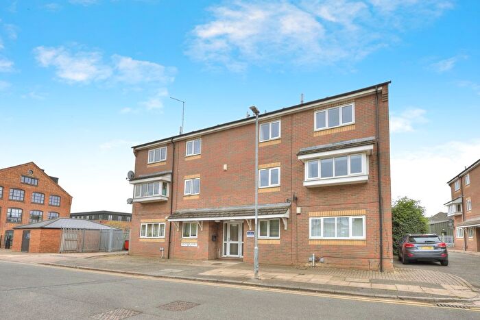 2 Bedroom Flat For Sale In Countess Road, Northampton, Northamptonshire, NN5