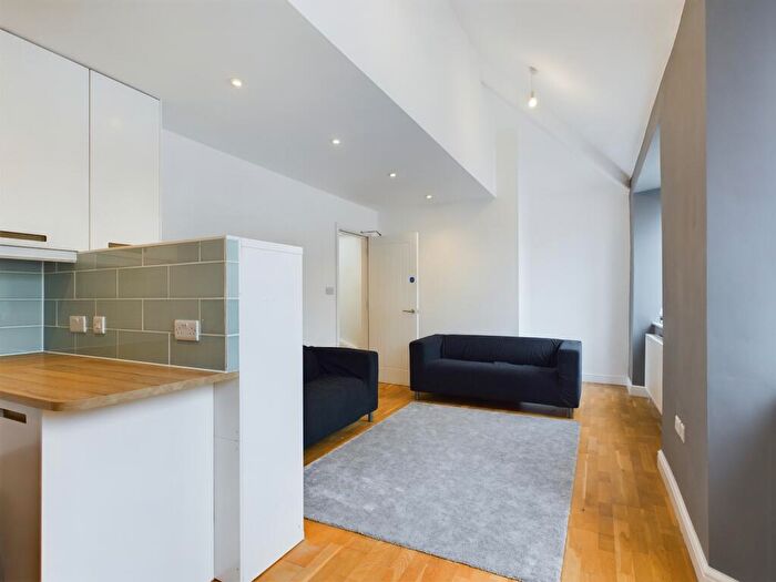 4 Bedroom Flat To Rent In High Street, Staple Hill, Bristol, BS16