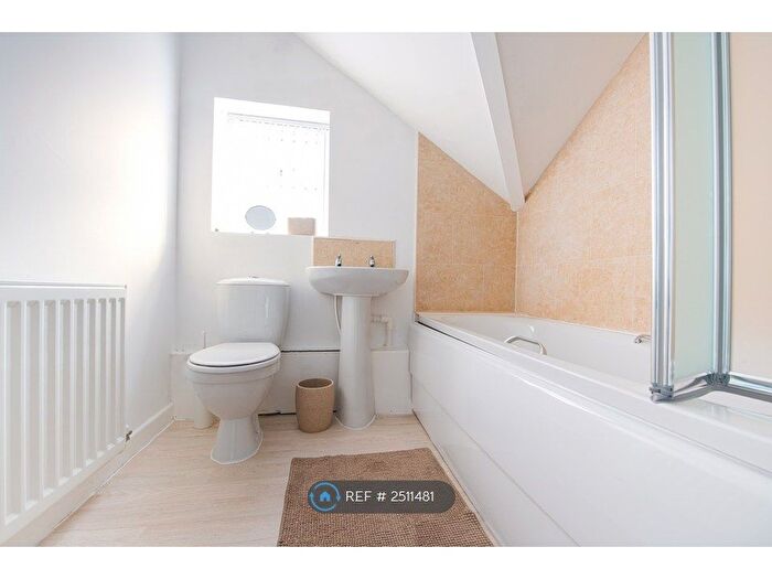 2 Bedroom Flat To Rent In Cross Hills, Kippax, Leeds, LS25