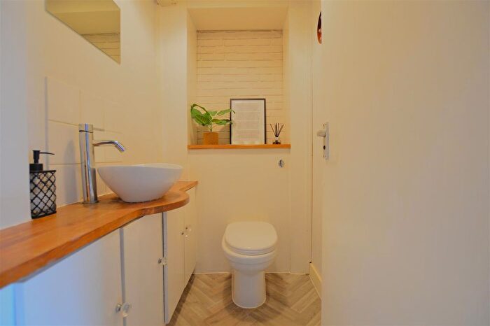 2 Bedroom Flat For Sale In Langtons Meadow, Farnham Common, Slough, SL2