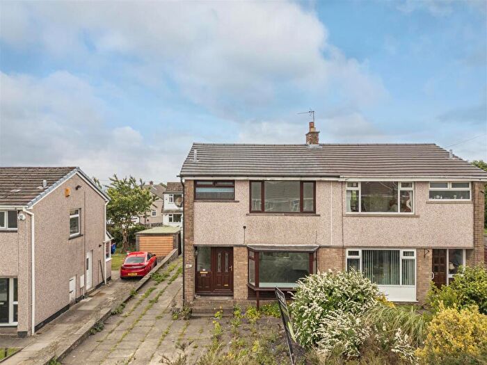 3 Bedroom Semi-Detached House For Sale In Illingworth Close, Illingworth, Halifax, HX2