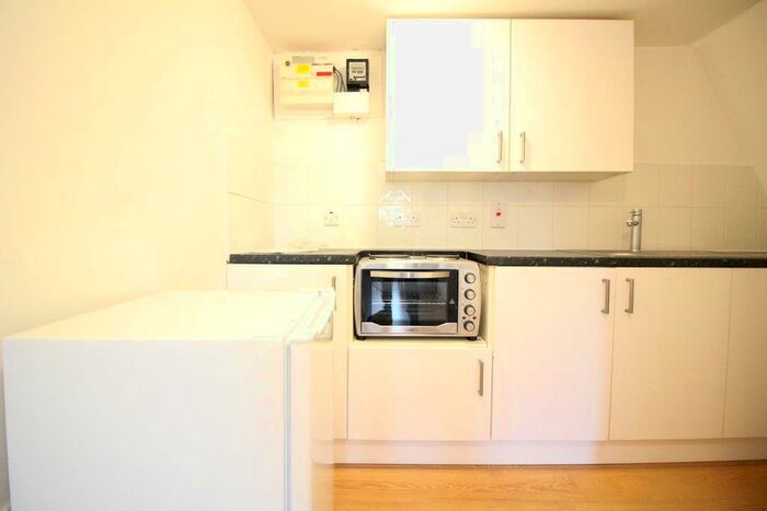 Studio To Rent In Hanger Lane, London, W5