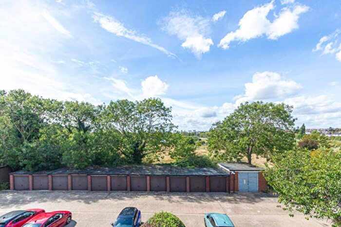 2 Bedroom Flat To Rent In Links Court, Southend On Sea, SS1
