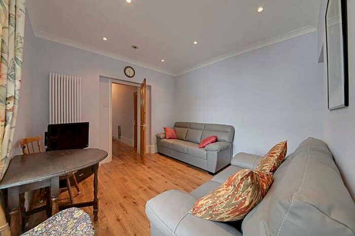 2 Bedroom Flat To Rent In Station Road, Finchley, London, N3