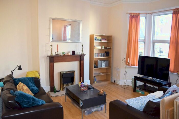 2 Bedroom Flat To Rent In South Wimbledon, South Wimbledon, Wimbledon, SW19