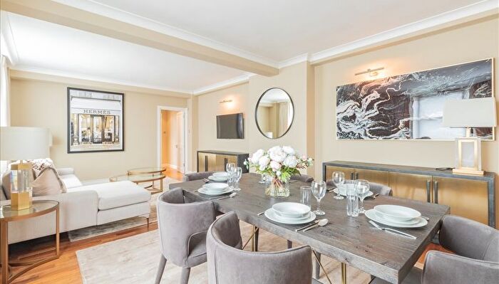 3 Bedroom Flat To Rent In Hill Street, Mayfair, W1J