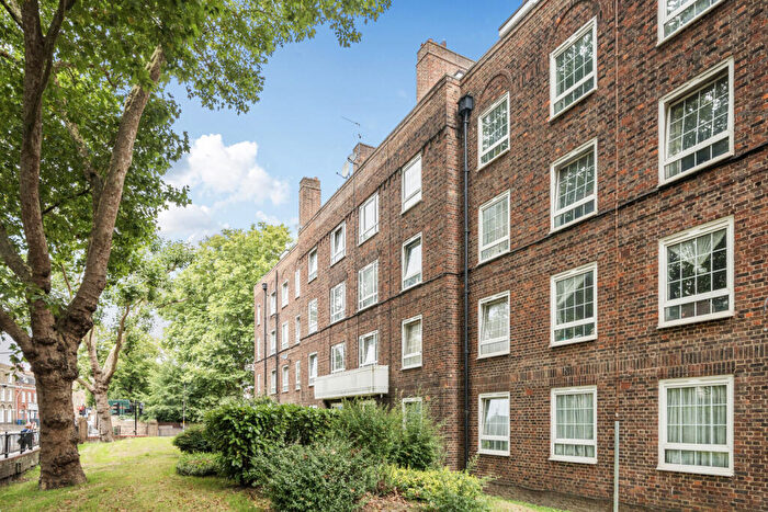 2 Bedroom Apartment For Sale In Peckham Road, London, SE5