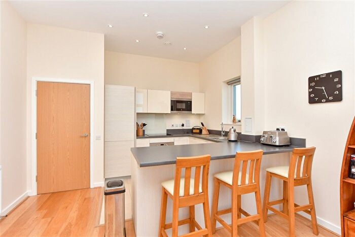 2 Bedroom Flat For Sale In Dunlin Drive, St Mary's Island, Chatham, Kent, ME4