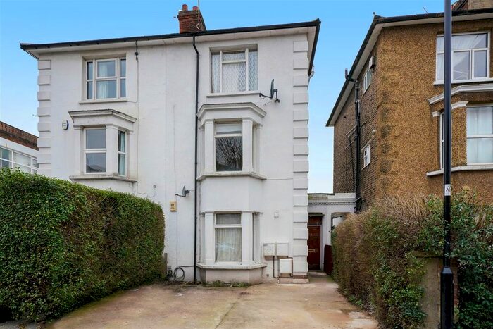 Studio To Rent In Arden Road, London W13