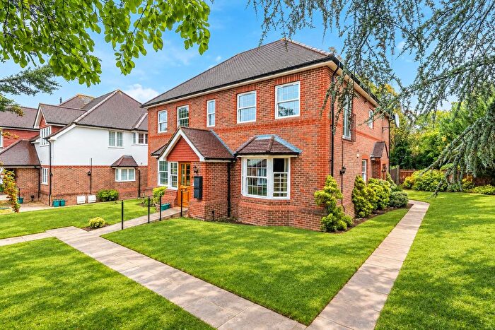 1 Bedroom Flat For Sale In Woodville Road, Leatherhead, KT22