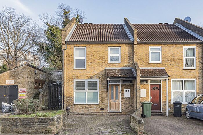 4 Bedroom Semi Detached House To Rent In Mountbatten Close, London, SE19