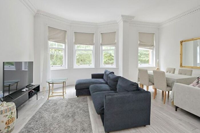 2 Bedroom Flat To Rent In Kensington Court, London, W8