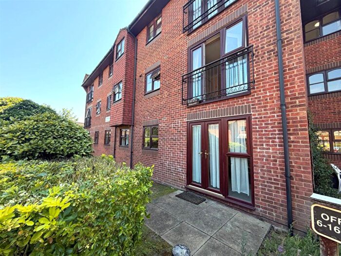 1 Bedroom Retirement Property For Sale In St. Georges Road, Addlestone, KT15