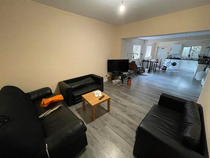 6 Bedroom Semi-Detached House To Rent In Westbourne Road, Manchester, M14