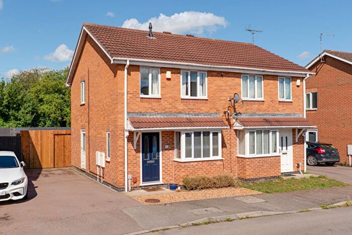 3 Bedroom Semi-Detached House For Sale In Stratfield Way, Kettering, NN15