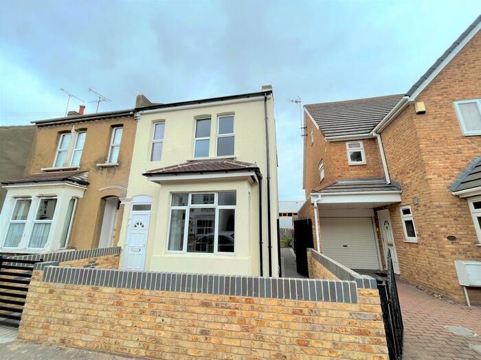 3 Bedroom End Of Terrace House To Rent In Maldon Road, Southend-On-Sea, SS2