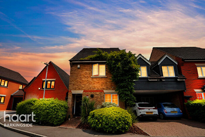 3 Bedroom End Of Terrace House For Sale In Retreat Way, Chigwell, IG7