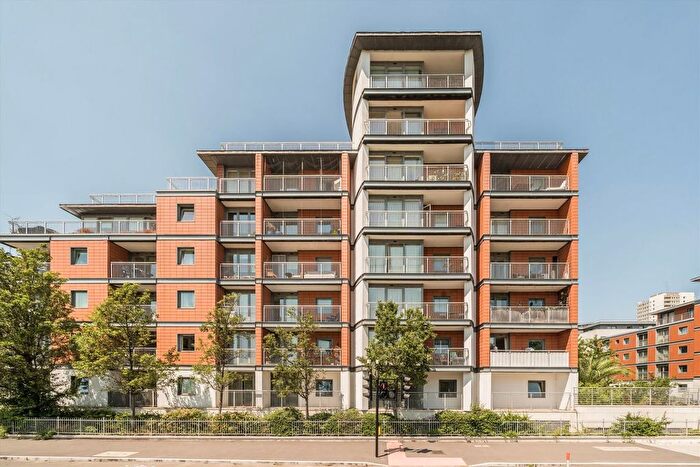 2 Bedroom Flat For Sale In Holland Gardens, Brentford, TW8