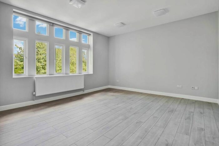 3 Bedroom Flat To Rent In Westwood Hill, London, SE26