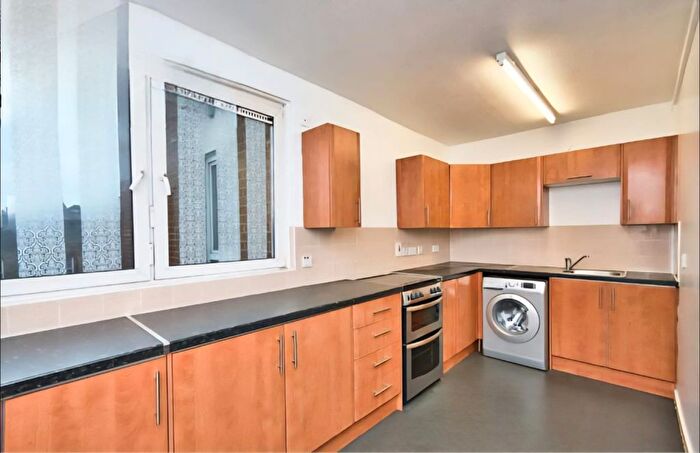 4 Bedroom Flat To Rent In Roman Road, London, E3
