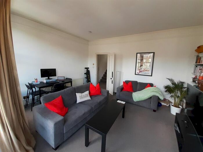 3 Bedroom Flat To Rent In Ingersoll Road, London, W12