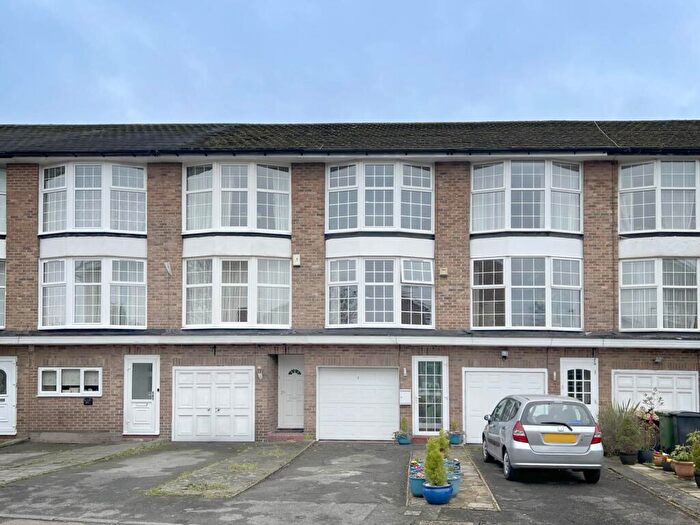 3 Bedroom Town House For Sale In St James Close, New Malden, KT3