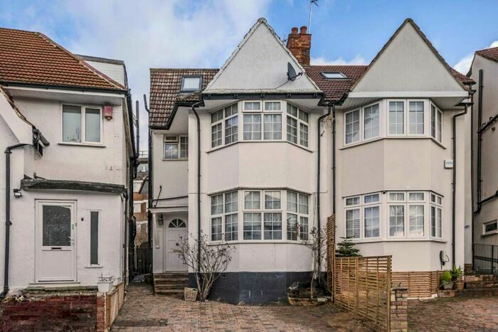 Studio To Rent In Clifton Gardens, London, NW11