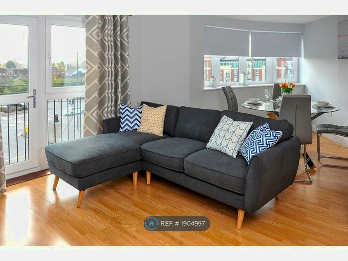 2 Bedroom Flat To Rent In Pavilions, Windsor, SL4