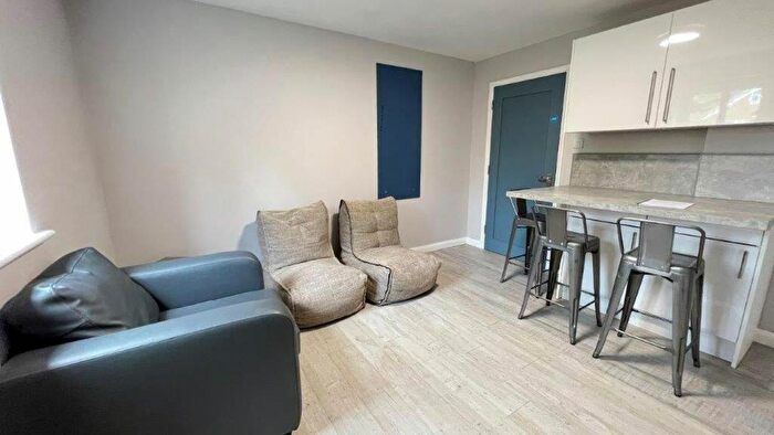 3 Bedroom Flat To Rent In College Court, College Road - Ref, CT1