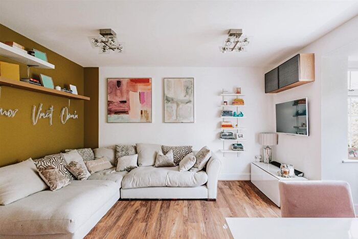 2 Bedroom Flat For Sale In Brighton Road, Addlestone, KT15
