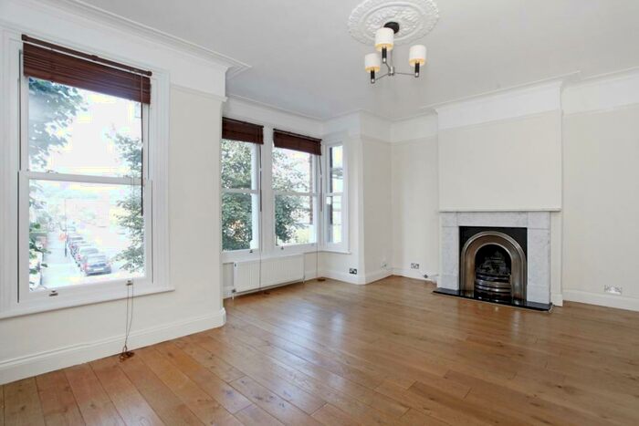 3 Bedroom Flat To Rent In Clive Road London, SE21